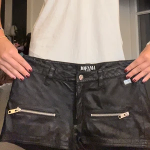 Populära skinn shorts från JOFAMA - Balla low rise, skinn shorts från JOFAMA by Kenza.  Original pris runt - 1200kr