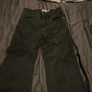 Jeans med knappar på bak fickorna  - Köpte av en annan säljare men tyvärr va dom för små. Så försöker sälja vidare dom. Om ni har frågor om hur dom sitter på kan ja tyvärr it skicka bild då dom är för små🥺skriv privat om ni har några frågor.