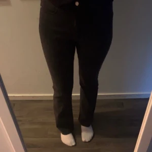 Flared jeans - Säljer pga kommer inte till användning längre, bra skick, från JDY(Nelly). Bara att skriva om ni har frågor eller nytt prisförslag💕