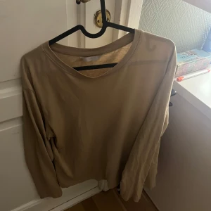 Beige långärmad tröja, dam - I storlek M från H&M  Ett sytt hål, du får den billigt 