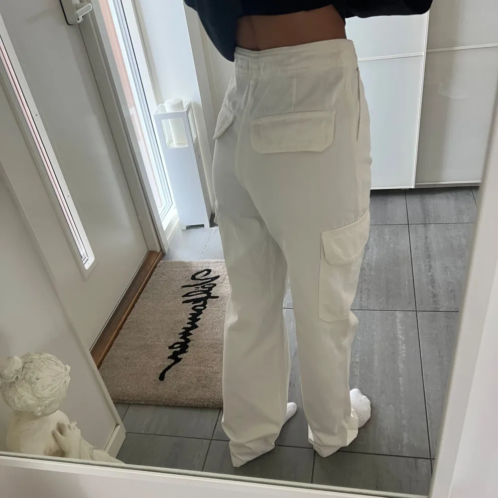 Säljer mina populära vita cargo jeans från Zara i storleken 32. Säljer de pga att de är lite stora på mig som ni ser på bilden. Passar även någon med S. Bra i längden (jag är 158cm) och är i nyskick! High rise. Jeans & Byxor.