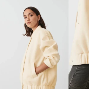 Bomberjacka - Filtad jacka i vit/beige från Gina tricot i strl M. Aldrig använd🤗