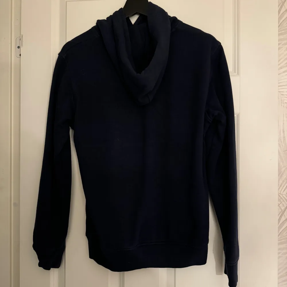 Gant hoodie i storlek 15 år. En som är från xs-m kan ha denna och jag ha storlek s och m. . Hupparit & Collegepaidat.