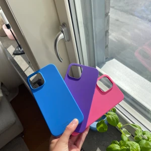 Holdit-skal, IPhone 12ProMAX - Säljer tre Holdit-skal för Iphone 12proMAX.  Det är ett rosa, lila och blått skal som alla är i stort sett oanvända. Säljer alla tillsammans för 150kr, går ej att köpa separat.   Köparen står för frakten, inget öppet köp eller dylikt. 