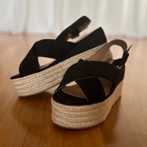 Sandaletter  - Säljer ett par oanvända sandaletter från asos p.g.a av fel storlek.  Endast testade. 