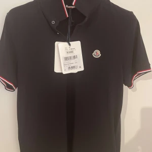 Moncler piké - Säljer en helt ny, oanvänd Moncler Piké. Tags kvar. Storlek M, köpt vid funderingar är det bara att skriva!  