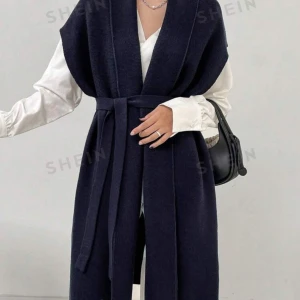 Marinblå kofta  - Marinblå kofta, man kan ha vit tröja under 