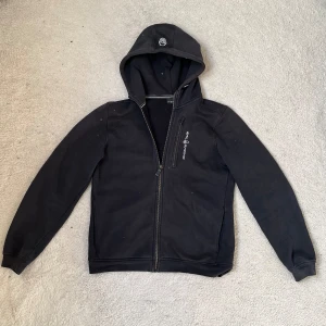 Sail racing tröja - Tjenare jag säljer en sail racing tröja i storlek 170!😃 tröjan är i bra skick och har inga skador! Tveka inte på att skriva till mig om det är något du funderar över!💯