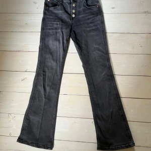 Zara jeans - Lågmidjade bootcut jeans från Zaras barnavdelning, storlek 13-14 år och passar mig med storlek S. Midjemått 36 cm men stretchiga så passar max 39 cm. Innerbensmått 70 cm 