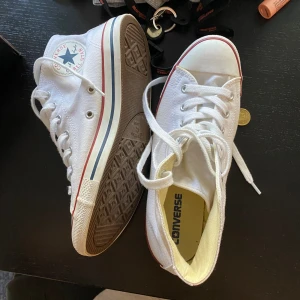Converse  - Vita converse i storlek 39, kommer ej till användning och är i mycket bra skick!