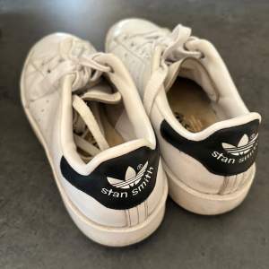 Sneakers från Stan Smith märket.  Använda i bra skick