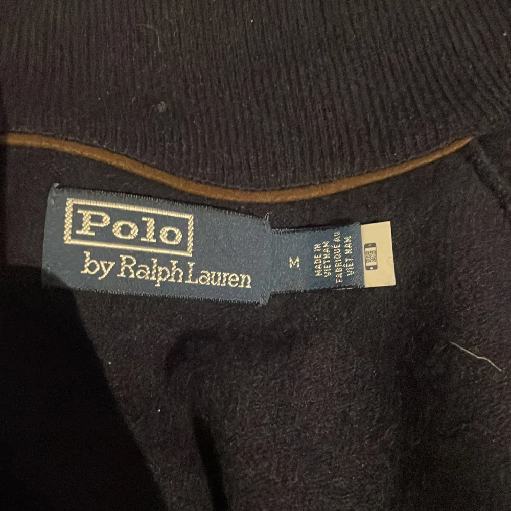 Ralph lauren, stickad helzip, 100% ull. Nyskick, säljer pga lite stor på mig. Org pris 3000. Stickat.