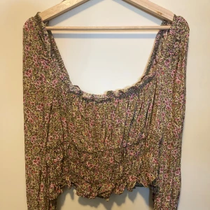 Blommig topp - Blommig croppad topp i fint skick. Endast använd 1 gång. 