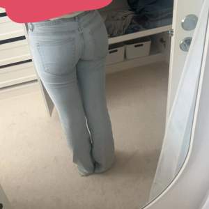 Säljer nu dessa jättefina lågmidjade bootcut jeans!!🤗 De är lite slitna längst ned på benet, annars är dem i perfekt skick. Storleken är 34 men materialet är väldigt stretchigt så de passar även 36!! Hör av dig om du har några fler frågor💘