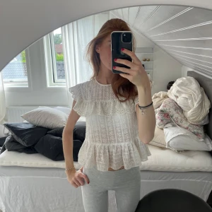 Vit blus med volang  - Vit blus 