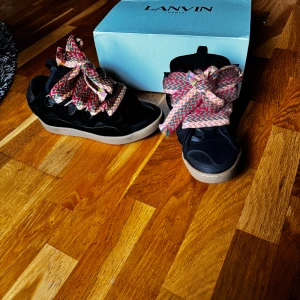 Lanvin curbs - Hej, säljer mina Lanvin curbs, använda fåtal gånger. storlek 43,  köpte av min vän och orginal pris ligger på ungefär 5000-9000kr, pm vid intresse!