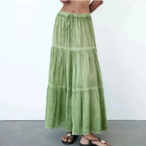 lång kjol - Grön lång kjol från zara i storlek xs men passar s skulle jag säga, bra skick använd endast en gång💚