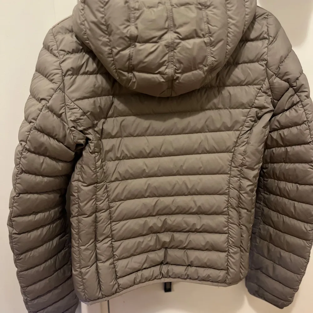 Säljer denna jackan då den inte passar mig längre, jackan köptes år 2022 från kidsbrandstore. Jackan köptes för 3700 kr.   Som ni ser står storleken på (Y-M = youth size). För mer info ställ gärna frågor, (pris kan diskuteras). 🤍🤍. Jackor.