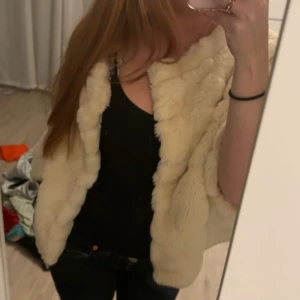 Pälsjacka - Säljer denna sååååå fina pälsjacka som har trekvartsärm. Köpt via Vinted. Så varm och fin passar till allt. 