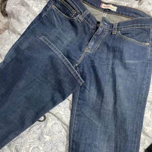 Levis jeans  - Säljer ett par väldigt snygga lågmidjade Levis då de var stora och långa på mig. Står ingen storlek men gissar på 36/38