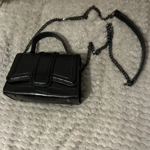 Super gullig svart väska  - En super trevlig och fin liten väska från zara! Dem har en liten fläck där inne ( som ni ser på bilden men jag kan försöka tvätta den och se om de går bort) 