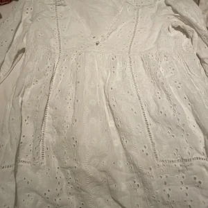 Vit klänning - Säljer mina fina fina klänning. Perfekt nu till sen sommar/ höst eftersom den är lång ärmad. Den enda synliga defekten är att det saknas en knapp. Men såg att det kom med en extra i klänningen!!