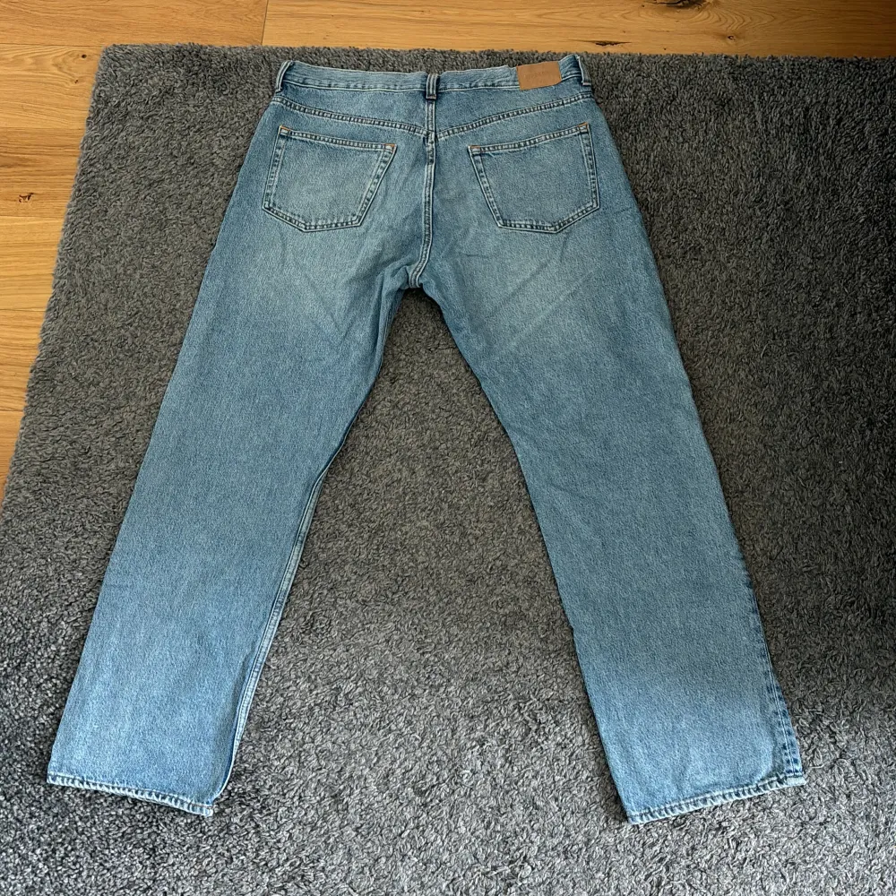 Jeans från Weekday i bra skick. Modellen på byxorna heter ”space” och är i storlek W34 L32. Jeans & Byxor.