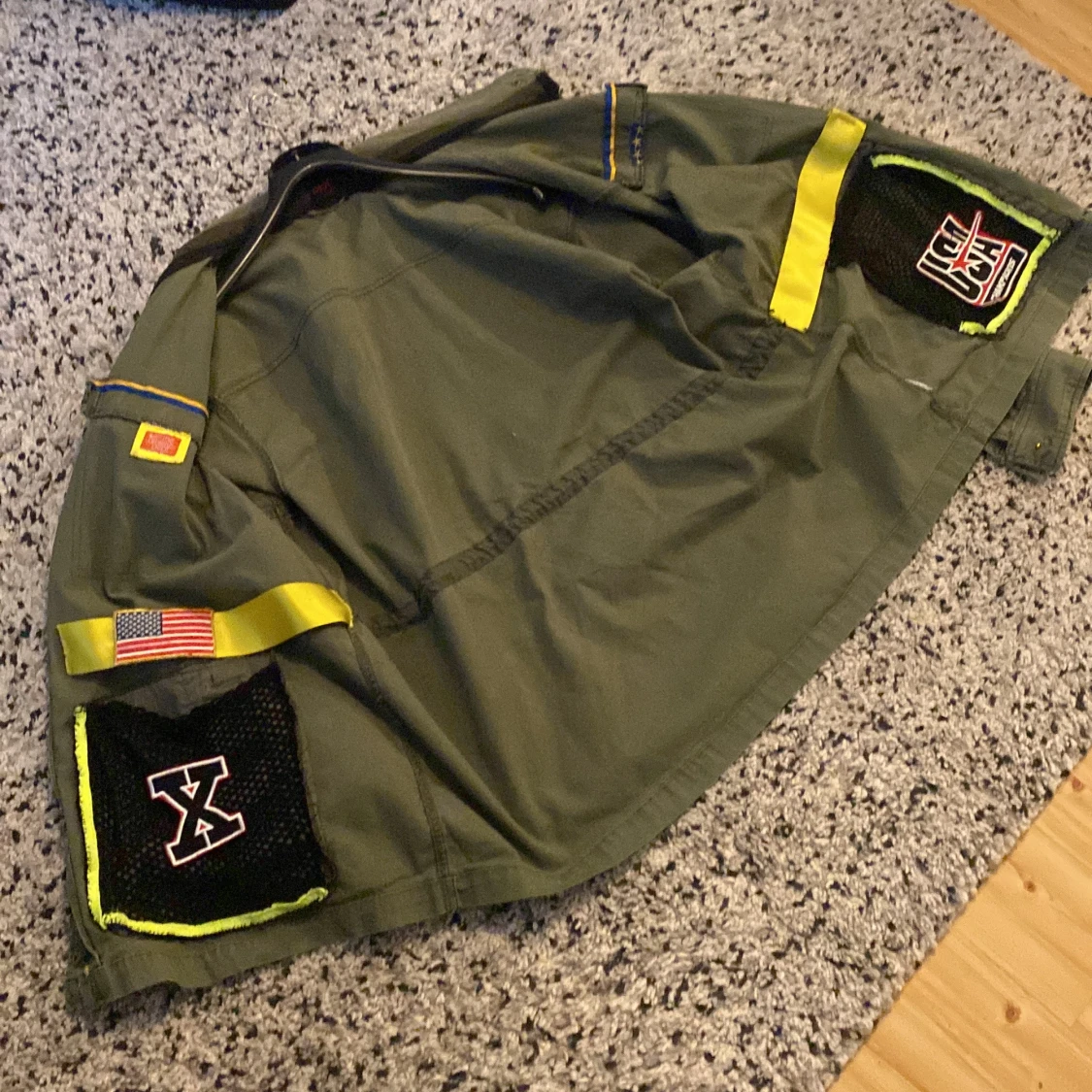 Grön jacka med patches - 92