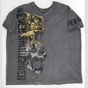 Y2k Skull & Crown Tröja - Y2k Tröja i XL loose fit med detaljerat tryck på framsidan o fortfarande i topp kvalitet
