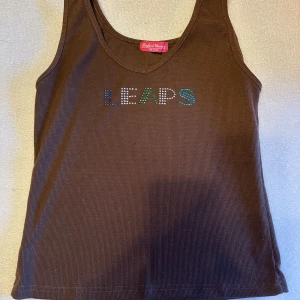 vintage topp med rhinestones - jättesöt vintage topp. säljer för den är för stor för mig men det är storlek L men passar mig relativt bra. hade sagt mer S/M/L den är ganska stretchig. från 2000-talet