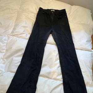 Svarta jeans från Lindex❤️ - Jättefina jeans från Lindex! Dom e tyvärr för stora för mig så jag kan inte använda dom längre!  men så fina jeans 🫶🏻