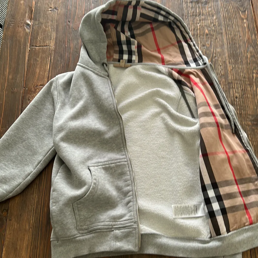 Nästan helt oanvänd burberry tröja i topp skick passar 14-15 år (170cm. Hoodies.