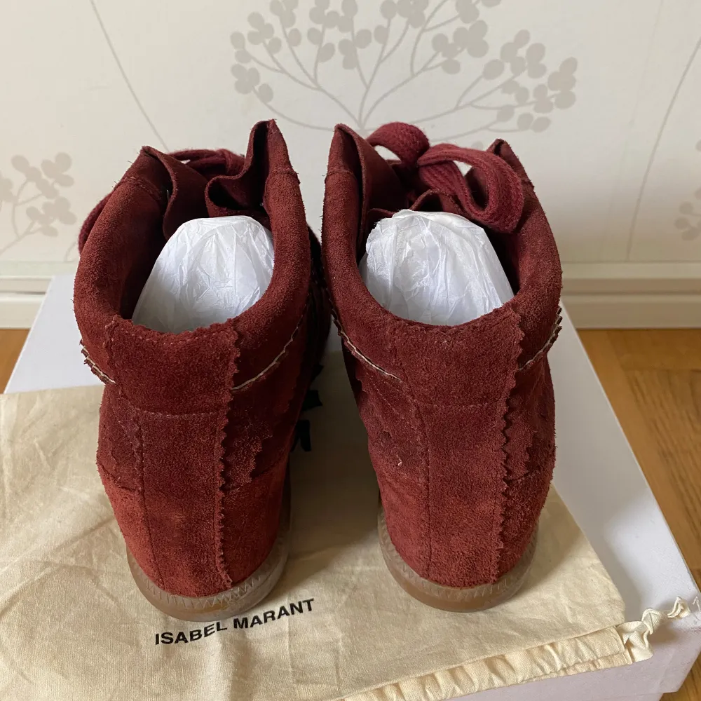 Isabel Marant Étoile Bobby sneakers i färgen vinröd som passar perfekt till hösten. Storlek 40 men passar bra för 39-41. Sparsamt använt i superfint skick.  Har endast 1 box och 1 dustbag kvar så först till kvarn. . Skor.