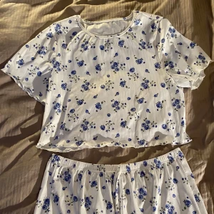 Pyjamasset - Pyjamasset med blommor på säljes!🤍