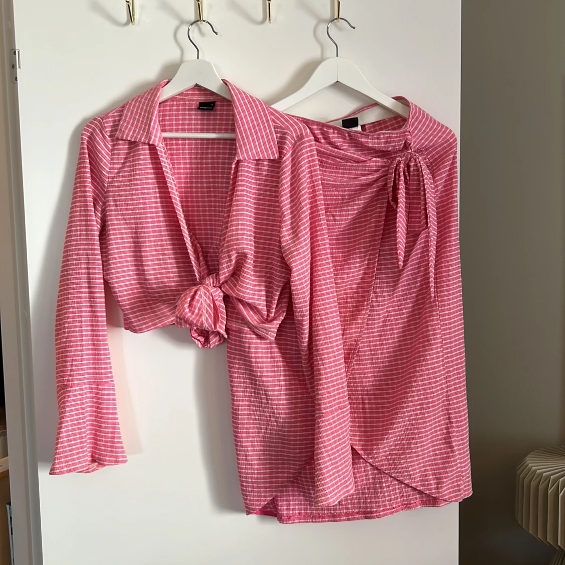 Rosa rutig skjorta med tillhörande kjol från Gina Tricot
