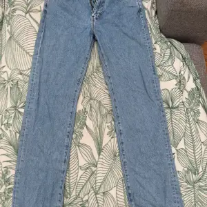 Blå jeans från bikbok, i fint skick. Low straight waist i storlek 26 och längd 32. Köparen står för frakt