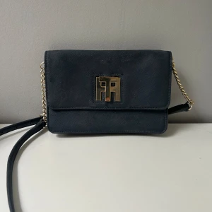 Tommy hilfiger väska - Marinblå Tommy hilfiger väska, justerbart band och guldfärgade detaljer!