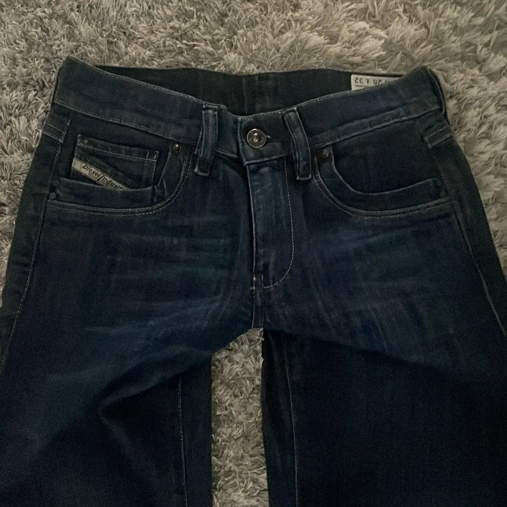 Jättefina jeans från diesel, knappt använda. Säljer då dom är lite långa på mig, men annars inget fel på dom. Jag är 163 cm. Priset kan diskuteras men tänk på att det är nya diesel jeans så går inte ner allt för mycket. . Jeans & Byxor.