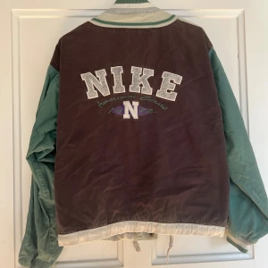Vintage Nike Basebolljacka grön/svart/beige - Vintage Nike Baseballjacka i svart/grön/beige i storlek S. Säljer för att den inte kommer till användning. Finns små fläckar på framsidan, se bild🩷