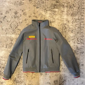Prada windbreaker - Säljer nu min Prada jacka, den är köpt av mig på Prada butiken i Florens, Italien i juli 2023.  Storlek 46(s/m)  Tänkte mig runt 4999 kr för den.  Retail är 1250€  vilket är ca 14500 kr.  Fler bilder kan lösas vid intresse.  (ENDAST SERIÖSA KÖPARE