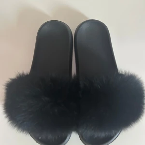 Tofflor med päls - Säljer tofflor med päls på köpt på garoff. Endast använd fåtal gånger