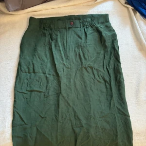 Mörkgrön långkjol  - För stor och inte min stil men väldigt fin och varsamt använd. Storlek L, köparen står för frakten