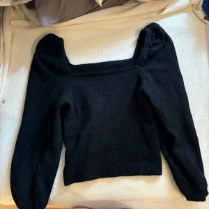 Stickad tröja med puffärm  - Fin tröja men inte min stil längre tyvärr, storlek M köparen står för frakten<3