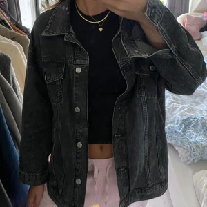 Mörk jeansjacka - Svart/grå jeans jacka ifrån NA-KD i storlek 36!