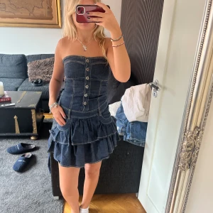 Jeansklänning - Säljer denna as coola bandau jeans klänningen