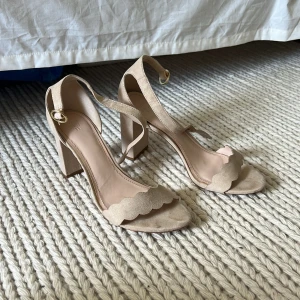 Beiga klackar - Storlek 38 Klackhöjd 7/7,5 Sparsamt använda men tecken på användning finns! 