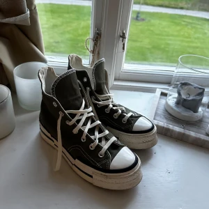Gröna Converse All Star sneakers - Säljer ett par klassiska gröna Converse All Star sneakers i hög modell. De har vita snören och en vit sula med svarta ränder. Skorna är i bra skick och perfekta för både vardag och fest. Passar till det mesta och ger en cool touch till din outfit! Använda 1 gång så i väldigt bra skick!