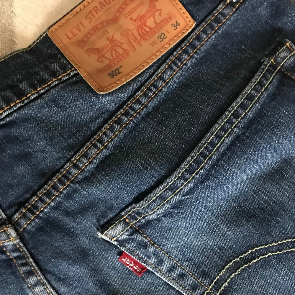 Levi’s jeans 32/34  i mycket gott skick säljes för 350 kr. Ord pris 1100 kr.. Jeans & Byxor.