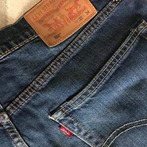 Levi’s jeans 32/34 - Levi’s jeans 32/34  i mycket gott skick säljes för 350 kr. Ord pris 1100 kr.