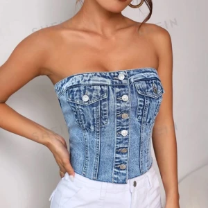 Jeansinspirerad tubtopp från Shein - hej, säljer nu min jeans topp i storlek S då den är för stor för mig, har aldrig använt den och den är i bra skick, den är även töjbar i ryggen. Väldig fin topp till sommaren.